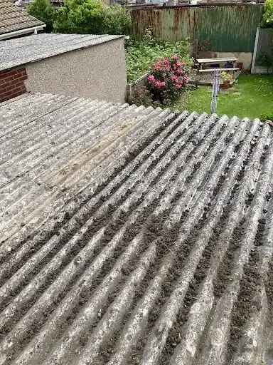 Weathered corrugated roof before roof spraying